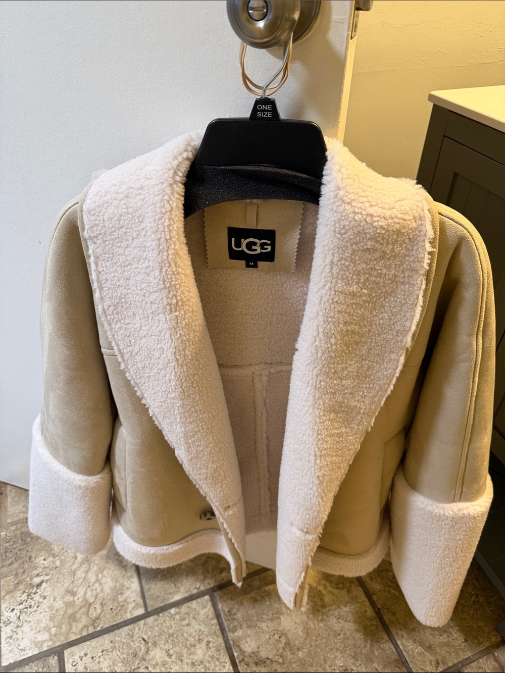 UGG Women's Cream Shearling NWT Size  M